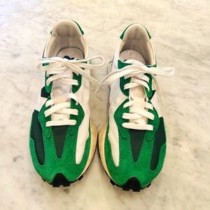 Mens New Balance 327 size 9  in Emerald Green